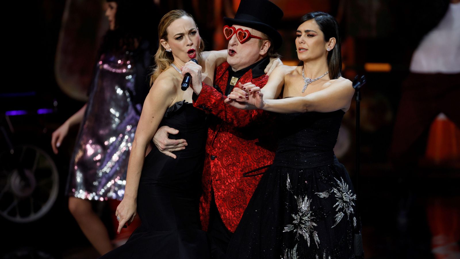 Javier Gurruchaga entre Marta Hazas (esquerra) i Elena Sánchez (dreta), en un moment de la gala dels XXVII Premis Forqué