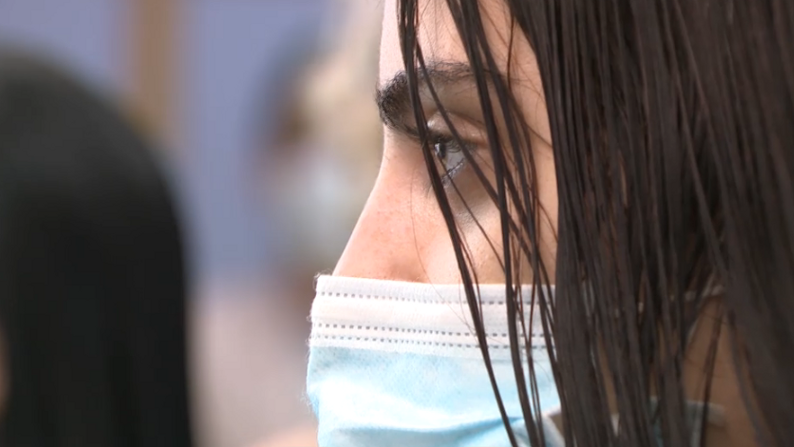 Una jove estudiant acudeix a la iniciativa solidària per a donar el seu monyo