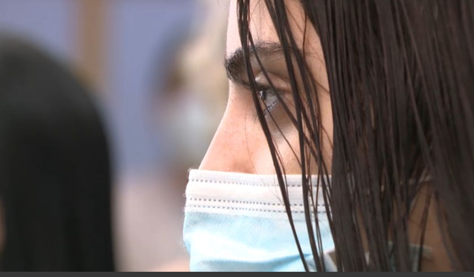 Una jove estudiant acudeix a la iniciativa solidària per a donar el seu monyo