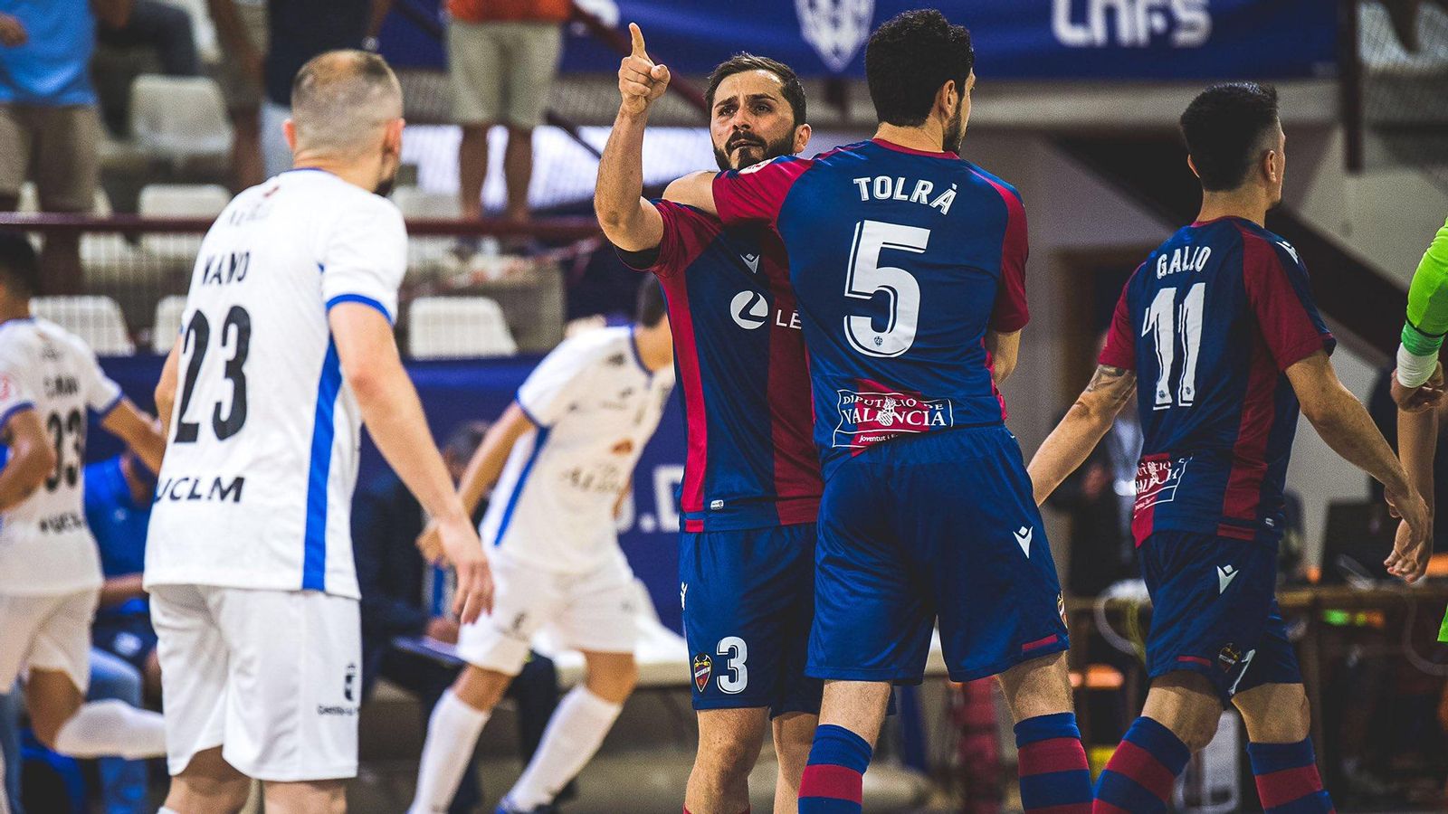 Rafa Usín celebra un dels gols