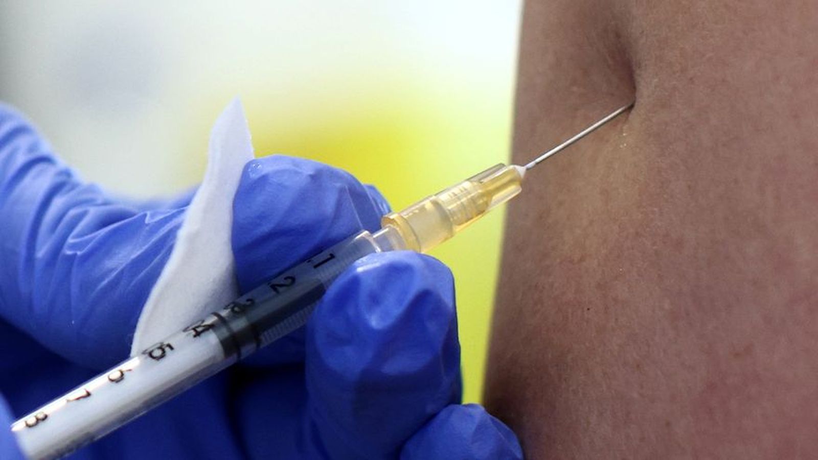 Una persona rep una dosi de la vacuna Pfizer-BioNTech a Viena, Àustria