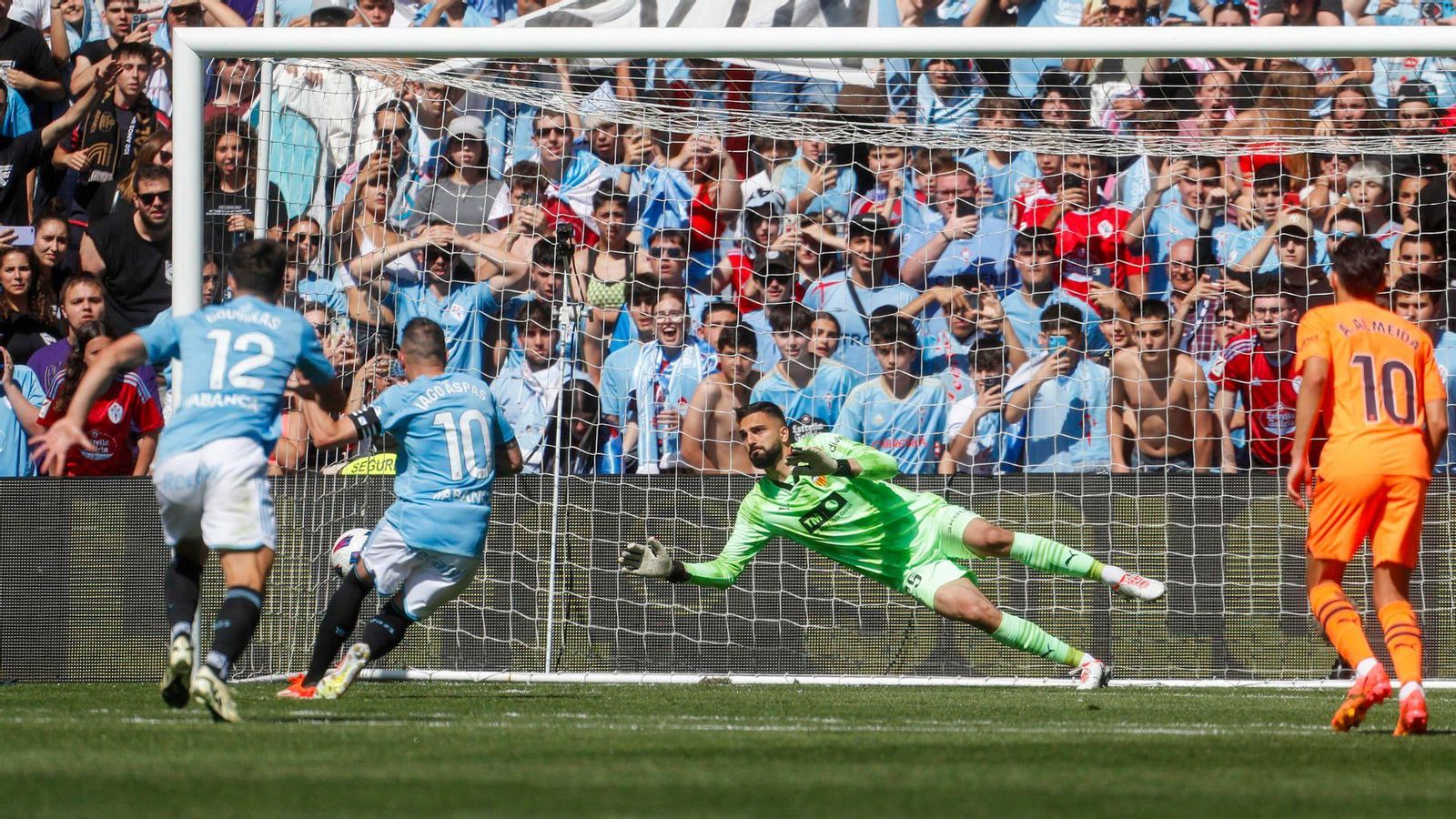 Aspas, en el llançament de penal que Mamardashvili no ha pogut aturar
