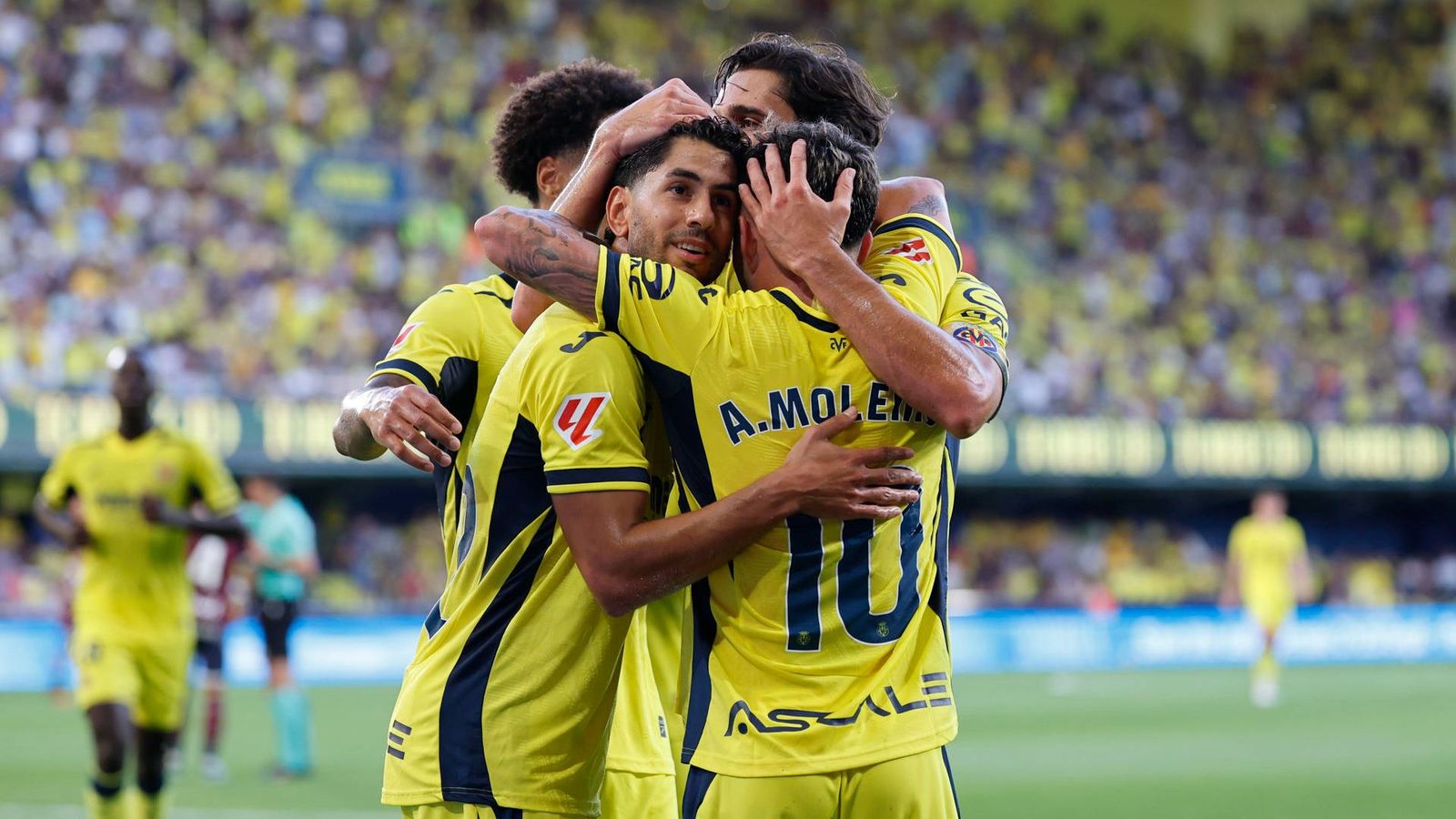 Els jugadors groguets celebren un dels gols