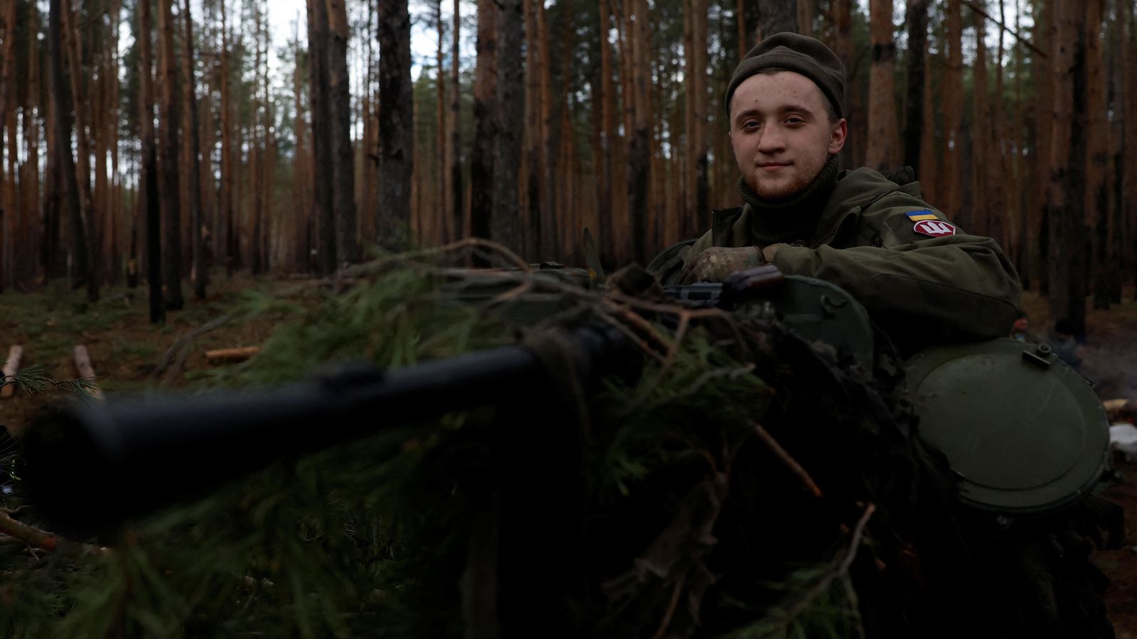El militar ucraïnés Dmytro, de 20 anys, amb la unitat militar que opera l'obús autopropulsat 2S3 Akatsiya, a la regió de Donetsk, Ucraïna
