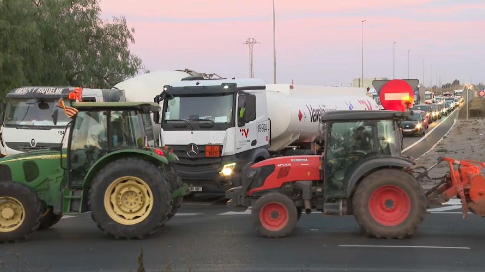 Diversos tractors col·lapsen el trànsit en una redona situada entre Massalfassar i Albuixec a primera hora del dijous