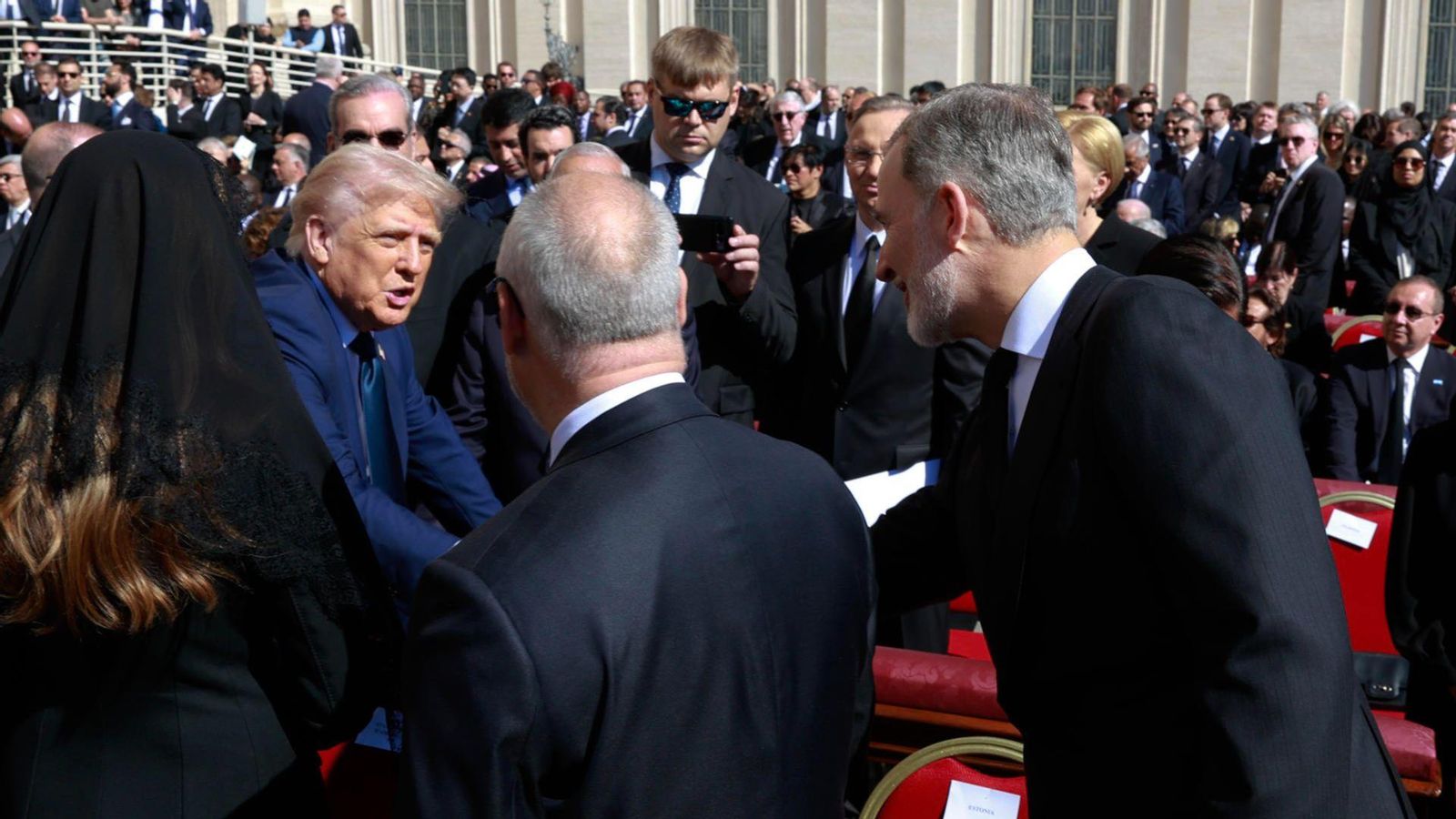 El rei Felip VI dona la mà a Donald Trump abans del funeral del papa Francesc