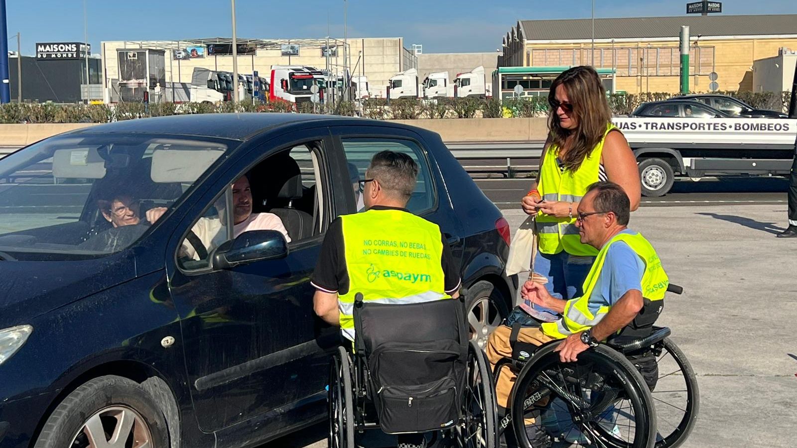 Voluntaris de l'Associació de Lesionats Medul·lars i Grans Discapacitats Físics han conscienciat als conductors sobre el greu risc de les distraccions