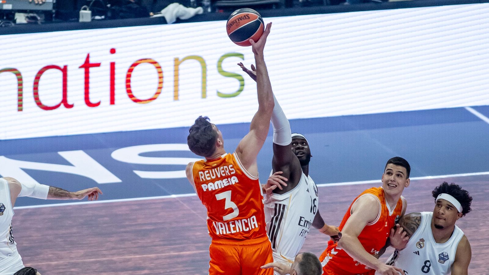Reuvers, en el salt inicial