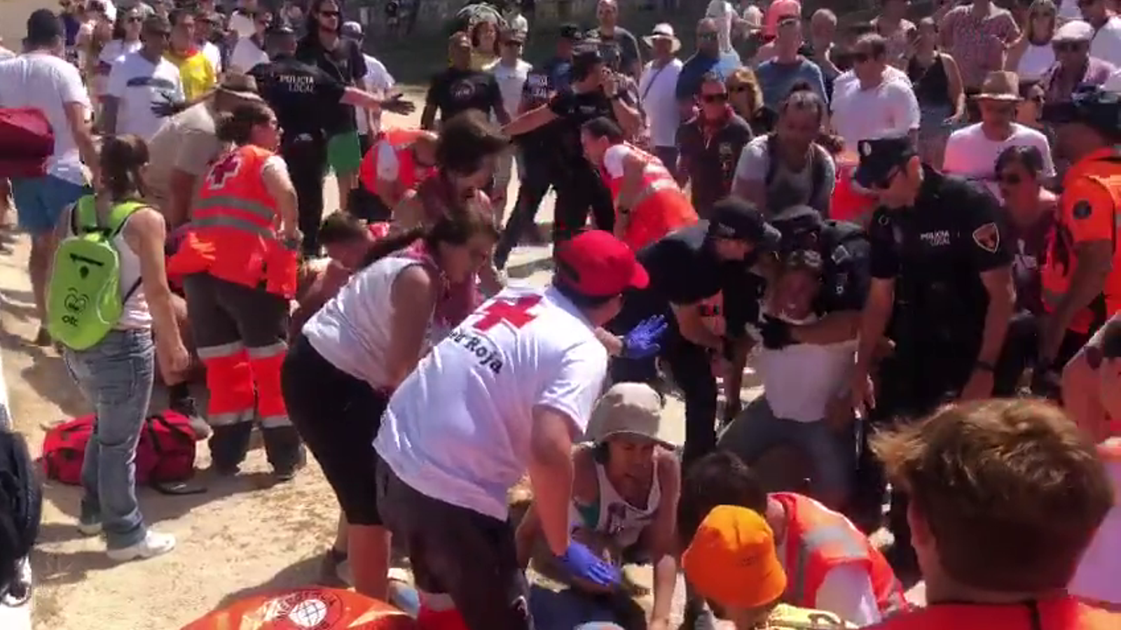 Els serveis sanitaris ofereixen la primera atenció als dos ferits en l'accident, que ha tingut lloc en un dels assajos de la festa de Sant Joan, molt arrelada a Ciutadella (Menorca)