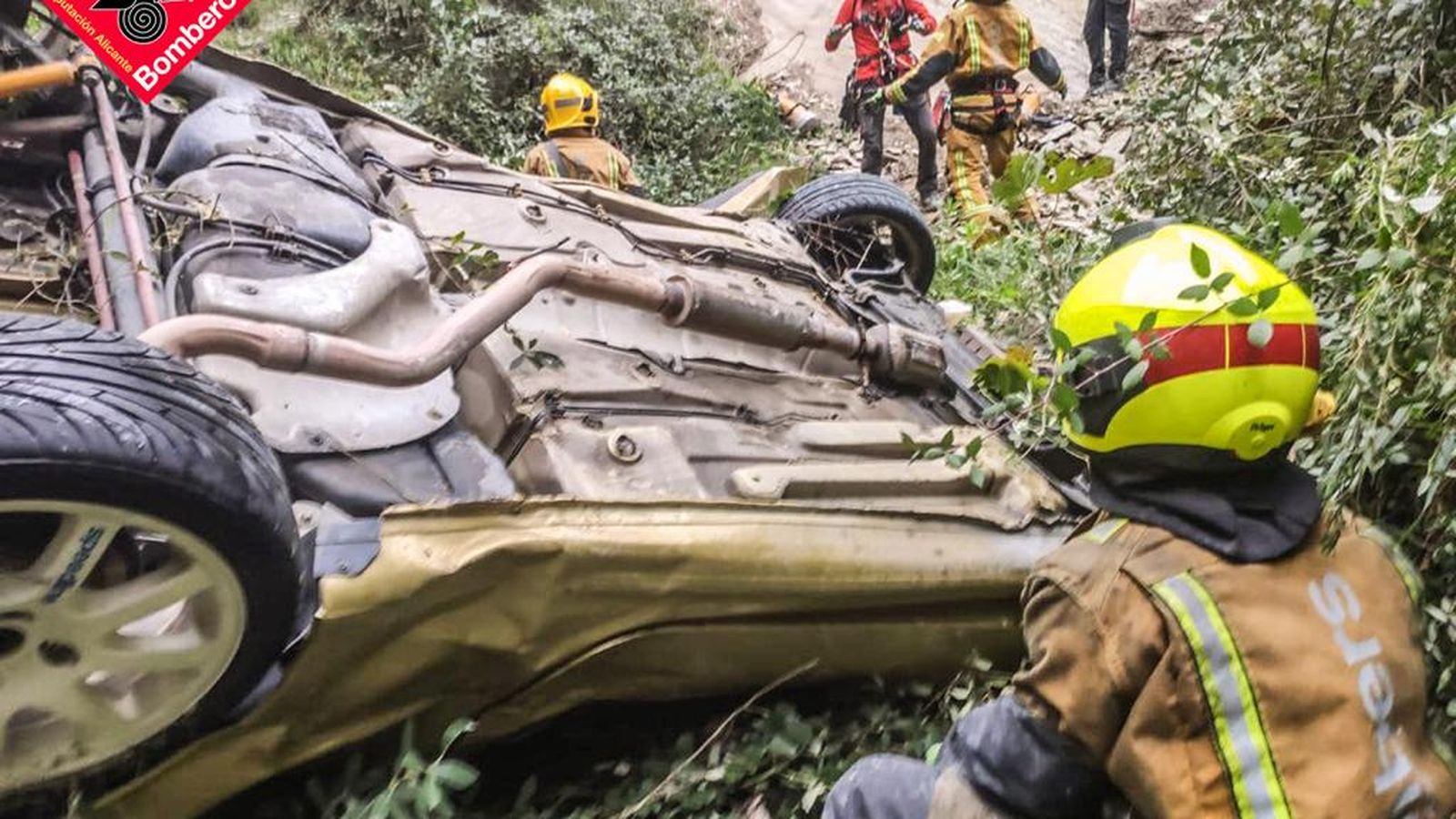 Imatge del cotxe sinistrat durant l'accident prop d'Alcoi