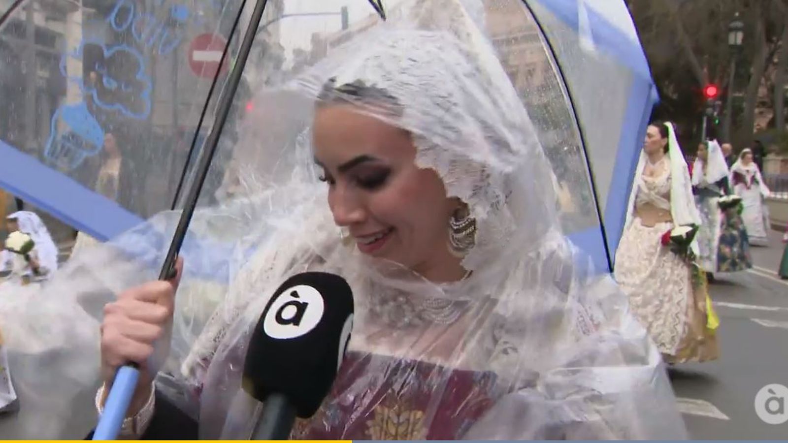 Una valenciana desfila envoltada en plàstic camí de l'Ofrena 2022