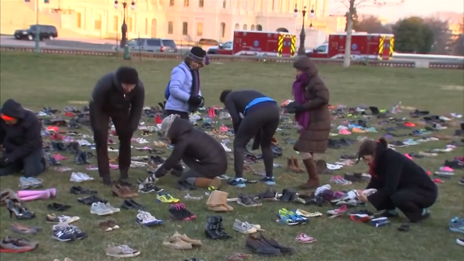 Activistes deixant sabates davant el congres.
