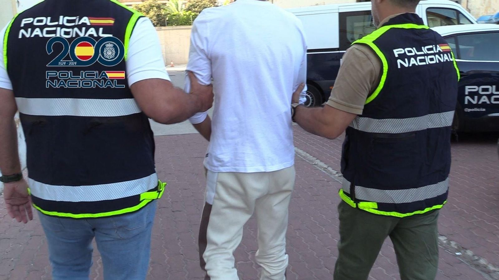 El detingut acompanyat de dos agents de la Policia Nacional