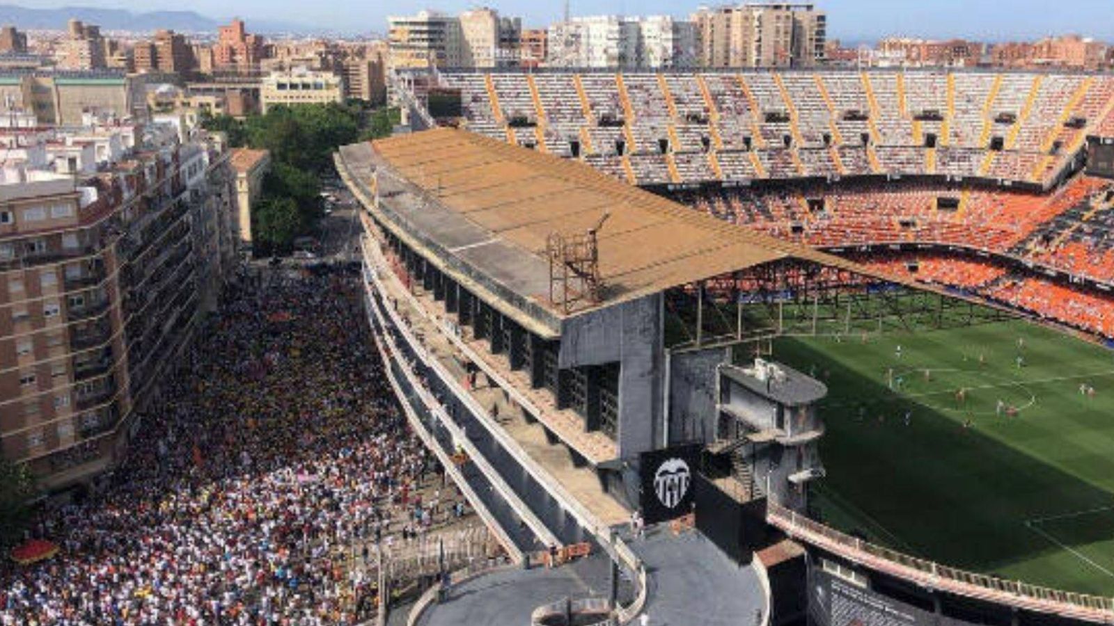 Imatge d'una protesta amb Mestalla buit