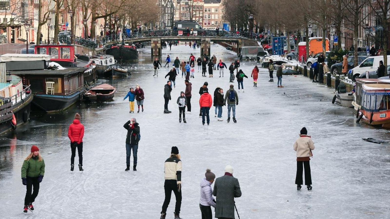 La gent patina sobre el gel en un canal d'Amsterdam, Països Baixos, el 14 de febrer