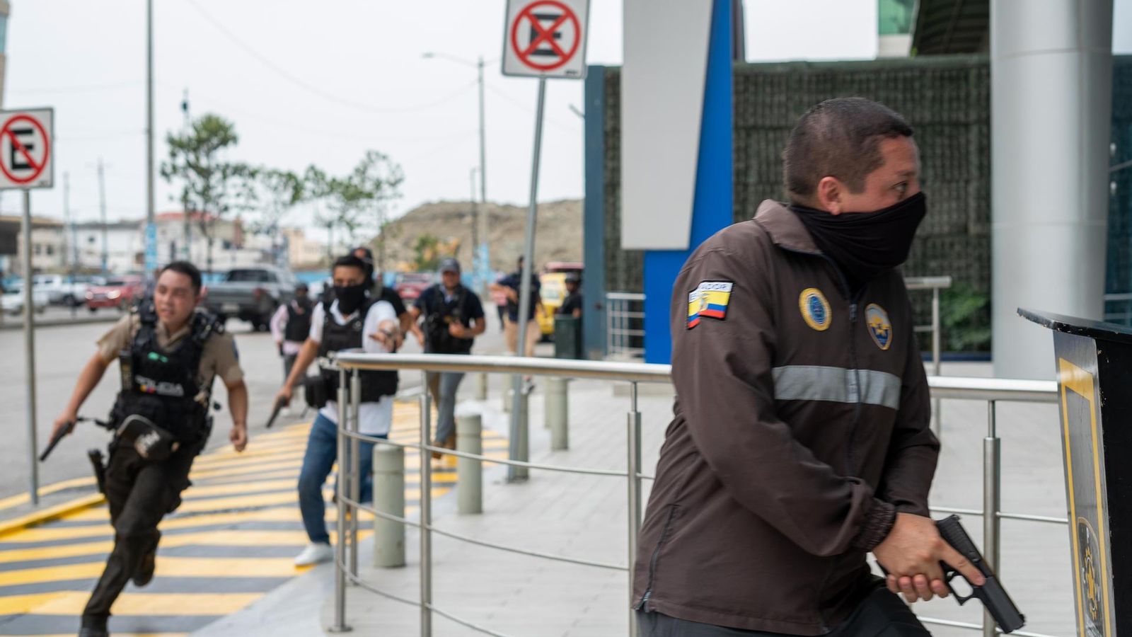 La policia de l'Equador, en el moment d'entrar en la televisió pública de Guayaquil