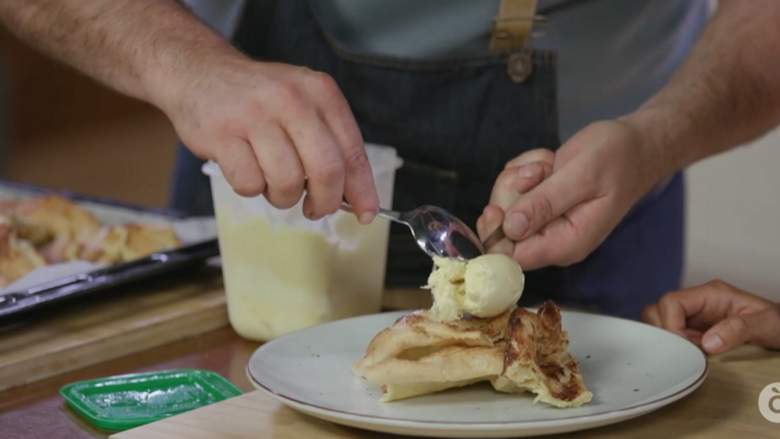 Un moment de la elaboració del dolç anomenat monjàvena