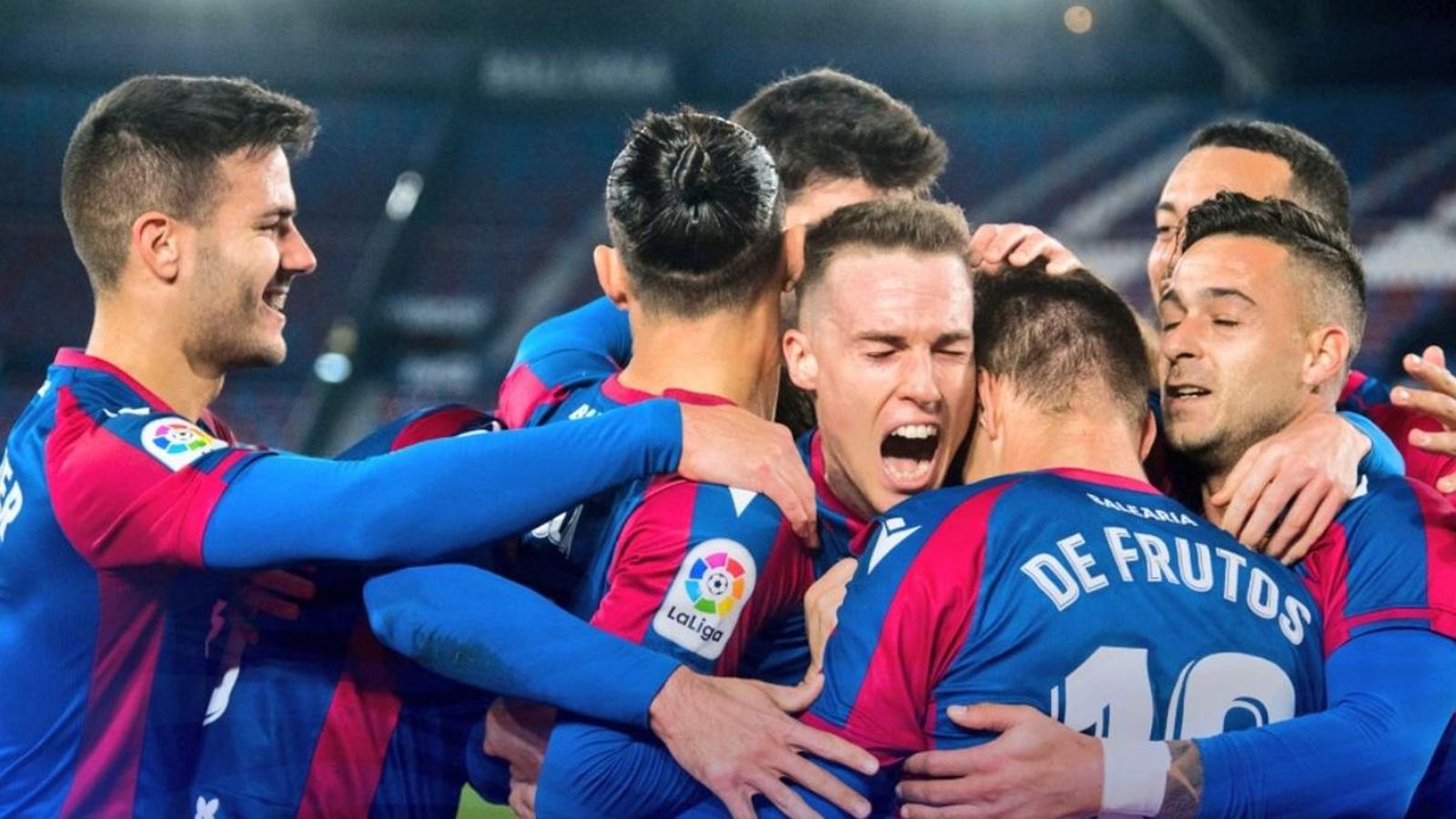 Els jugadors del Llevant celebren un gol en l'últim partit davant la Reial Societat