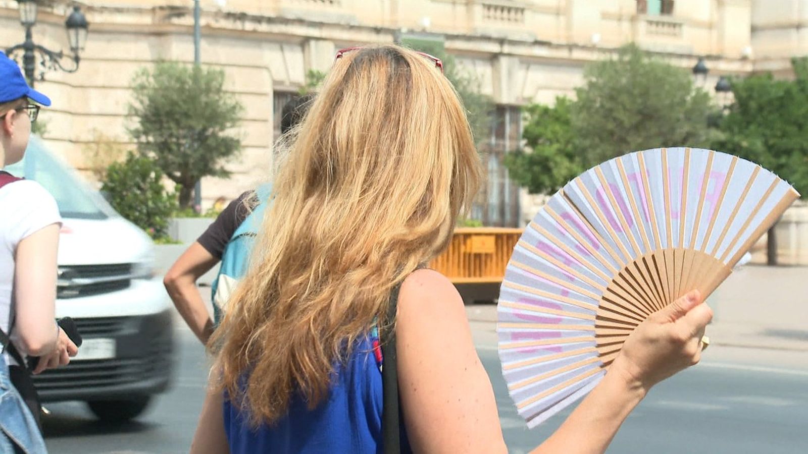 Una dona amb el ventall al centre de València
