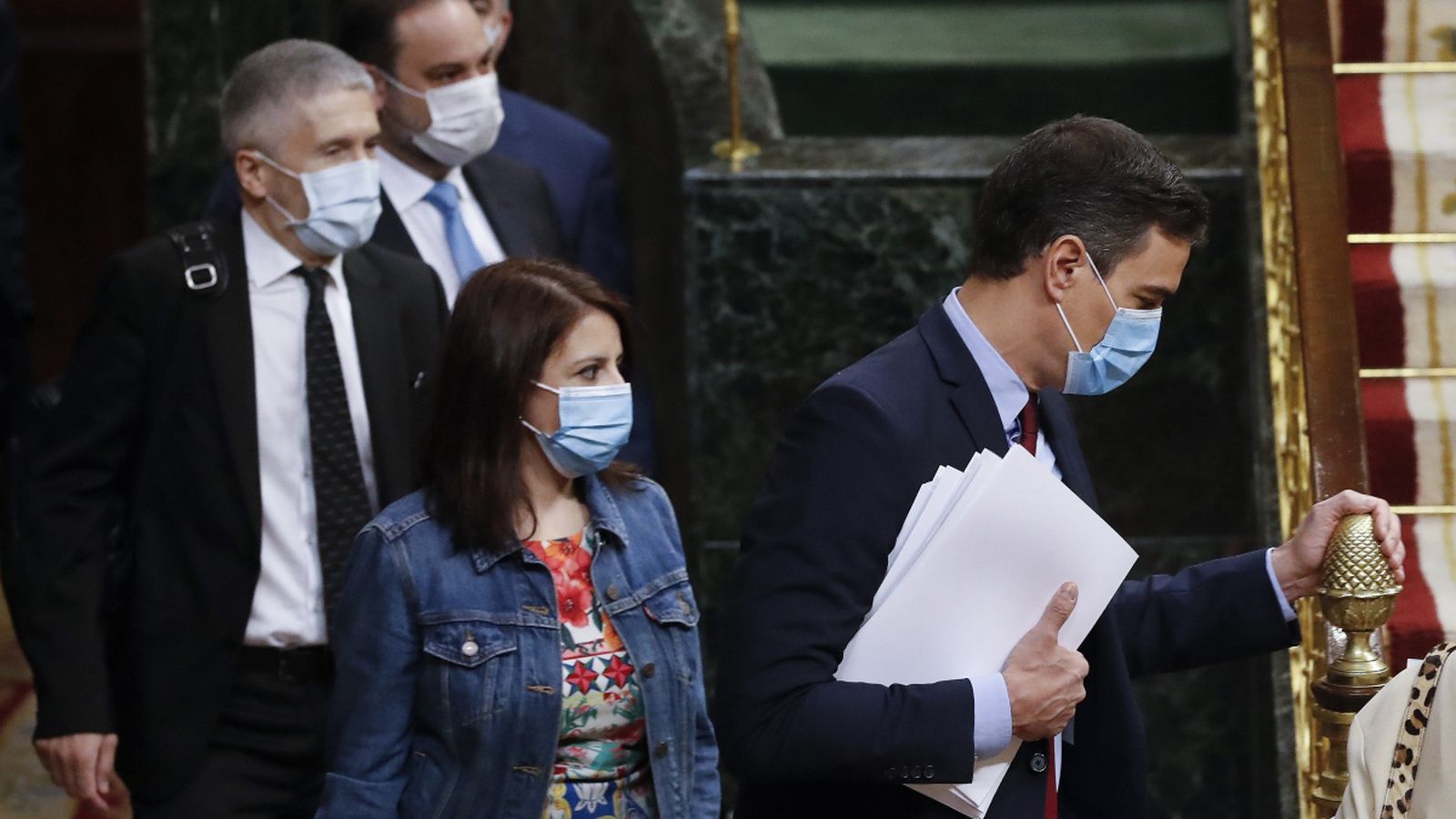 El president del govern, Pedro Sánchez, seguit per alguns dels ministres, accedeix a l'hemicicle del Congrés en la sessió que va aprovar l'anterior pròrroga