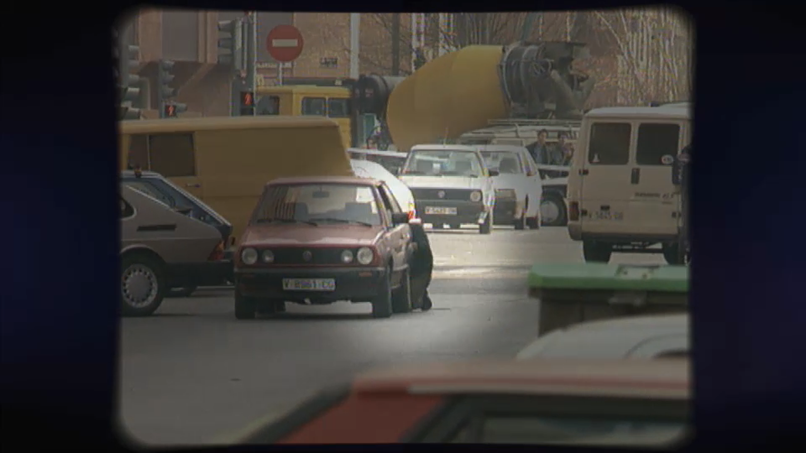 Un membre dels Tedax treballa segons abans de l'explosió del cotxe dels terroristes