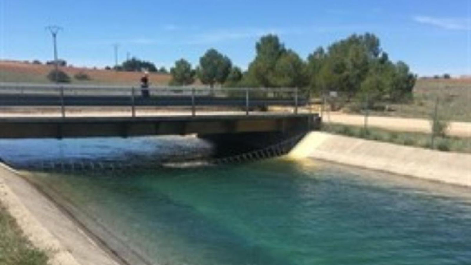 El pacte que reclamen Les Corts arreplega l'accés universal a l'aigua i una gestió més transparent.