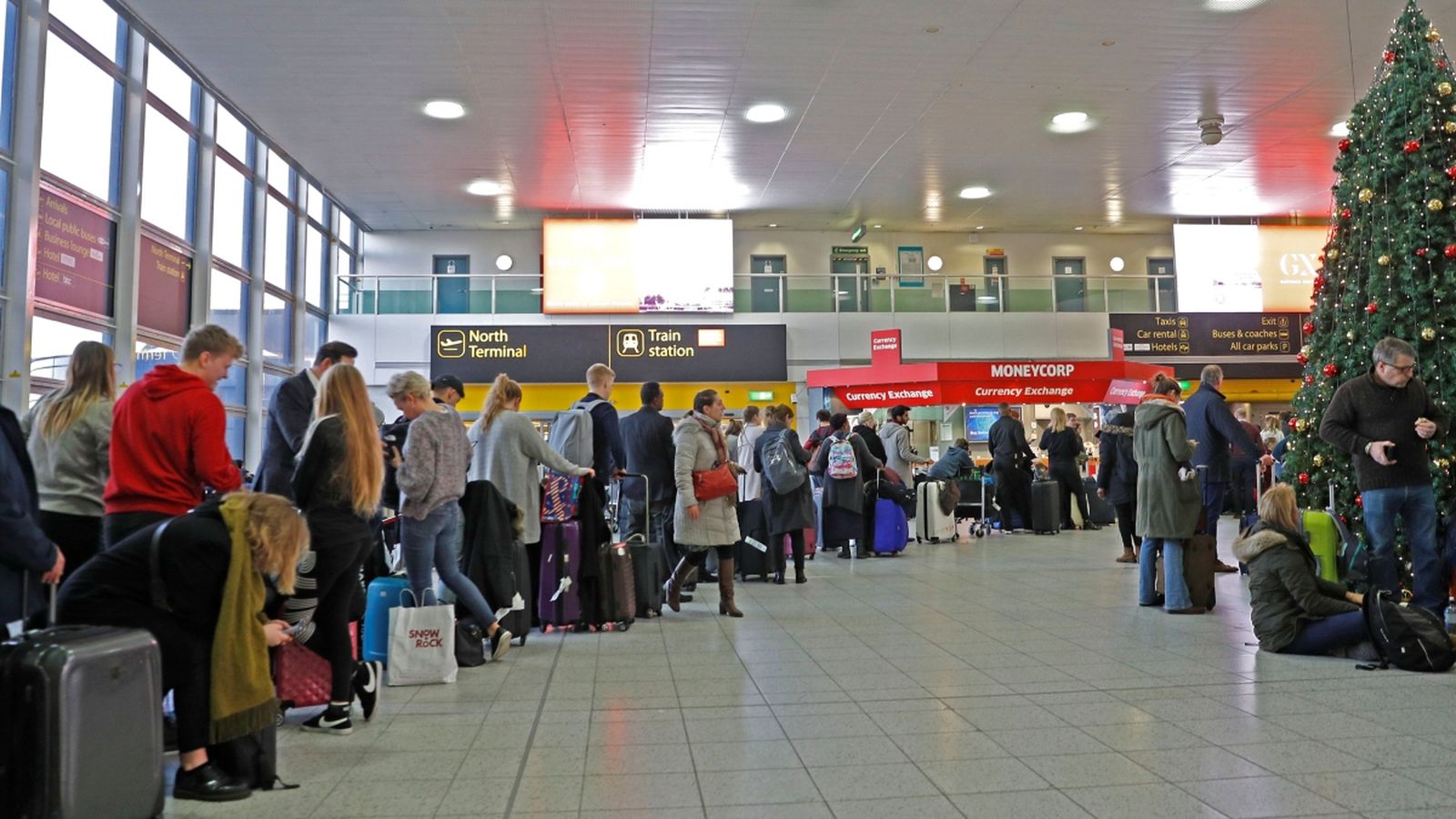 Passatgers esperen en la Terminal Sud de l'aeroport de Gatwick