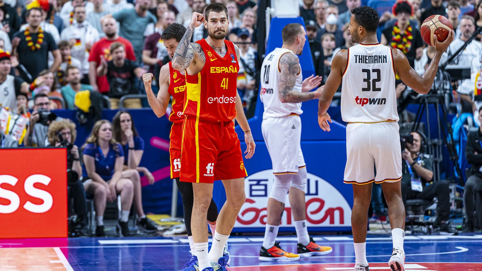 Juancho Hernangómez celebra una acció