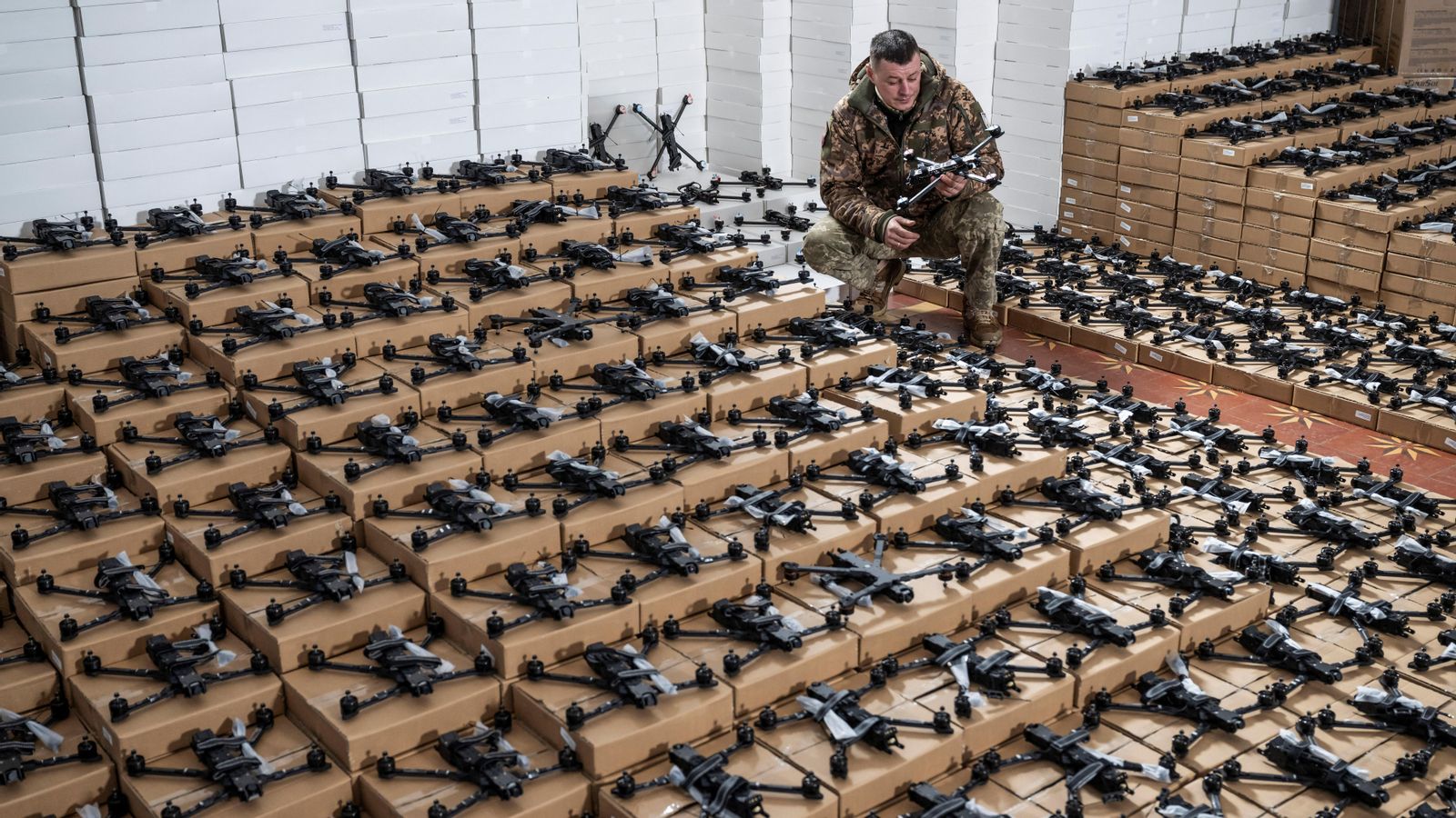 Un militar ucraïnés inspecciona drons a Kíiv