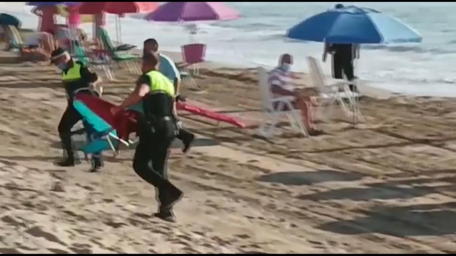 Orpesa posa fre a les persones que ocupen la primera línia de platja de bon matí