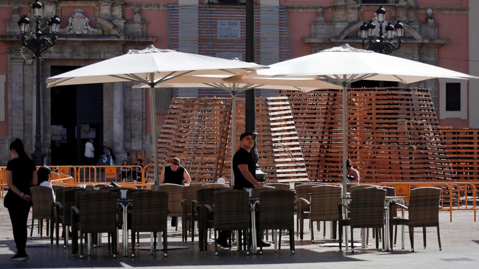 Cambrers treballen aquest dimecres a la plaça de la Verge de València
