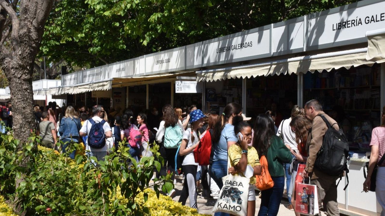 Recta final de la Fira del Llibre, als Jardins de Vivers de València