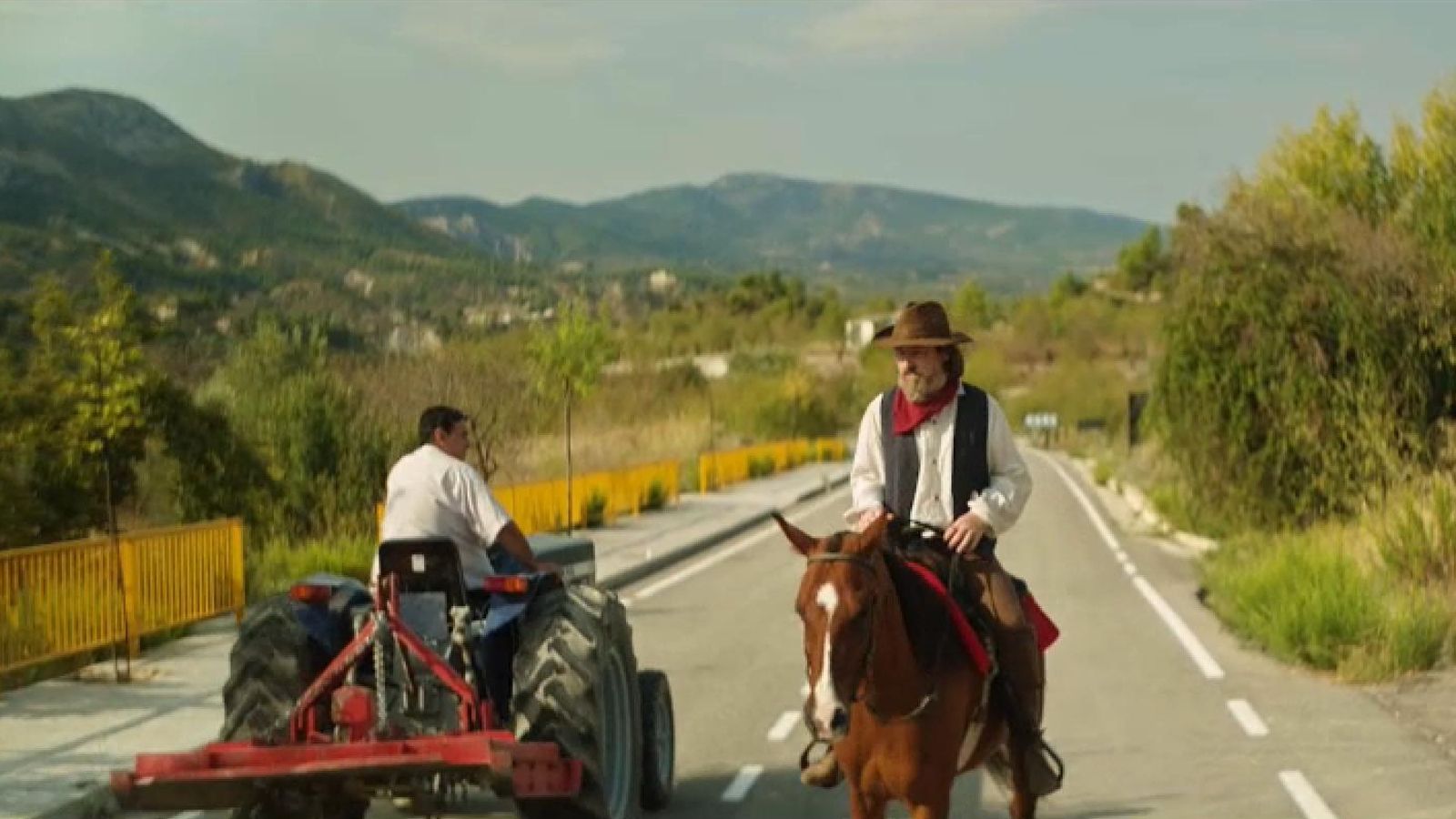 Imatge de portada:  Un fotograma del videoclip promocional de la Ruta 99