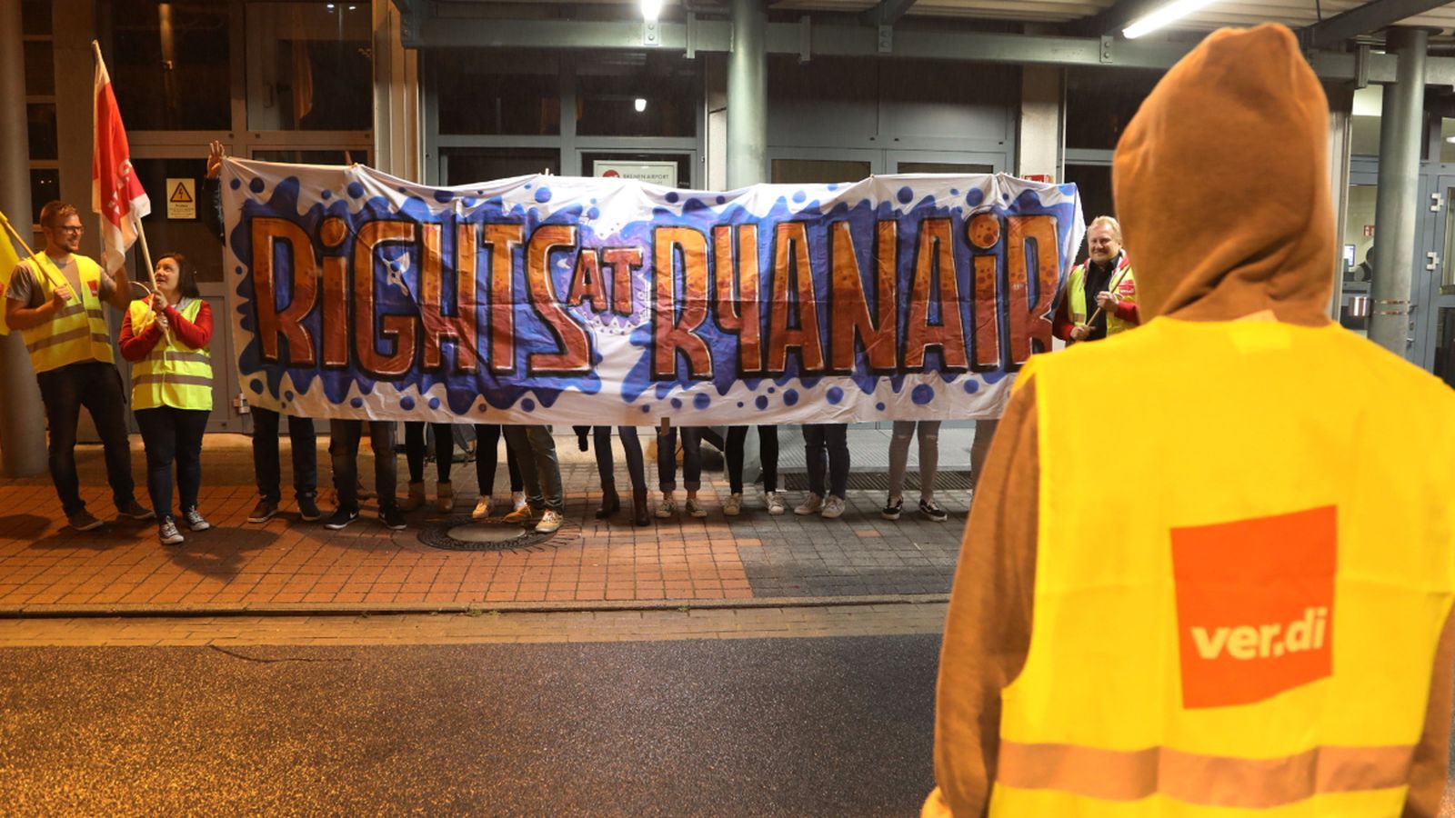 Empleats de Ryanair i membres del sindicat ver.di sostenen una pancarta que diu ‘‘Drets en Ryanair’’ durant una vaga a l'aeroport de Bremen