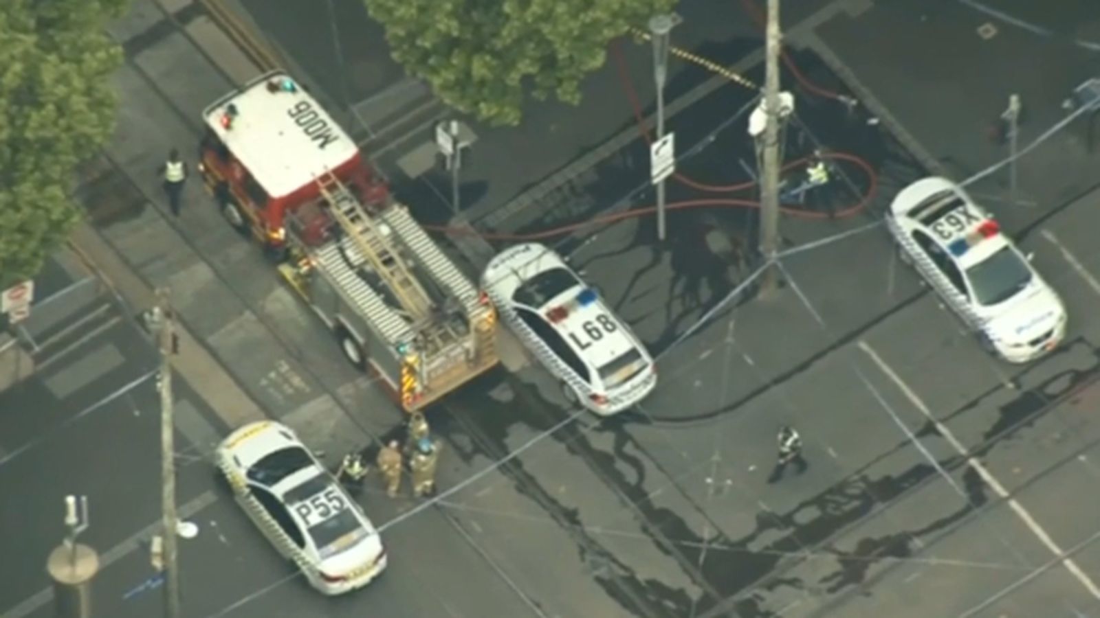 L'home va eixir d'un vehicle en flames després d'estavellar-lo contra un centre comercial