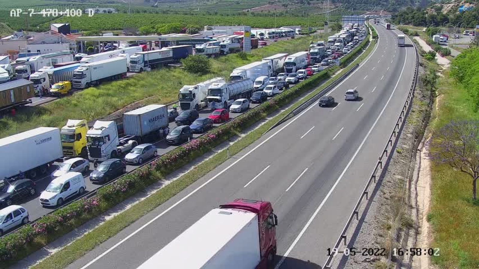 Imatge de les cues en el punt on s'ha produït l'accident