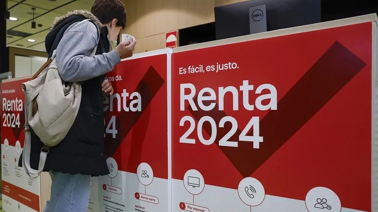 Imatge d'arxiu d'una Oficina d'Atenció al Contribuent durant la campanya de la Rend