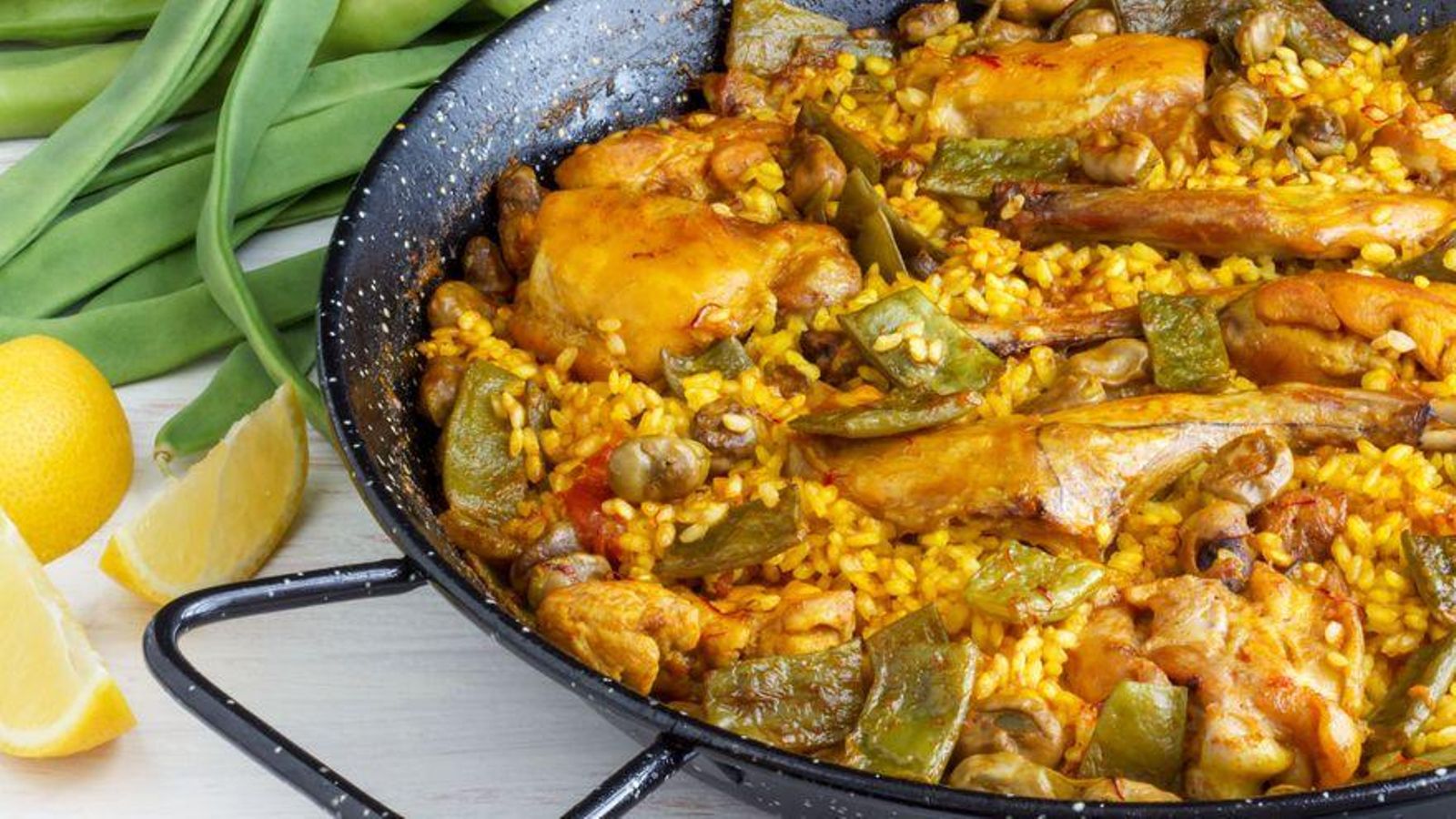 Una paella amb pollastre, conill i verdures, acabada de fer