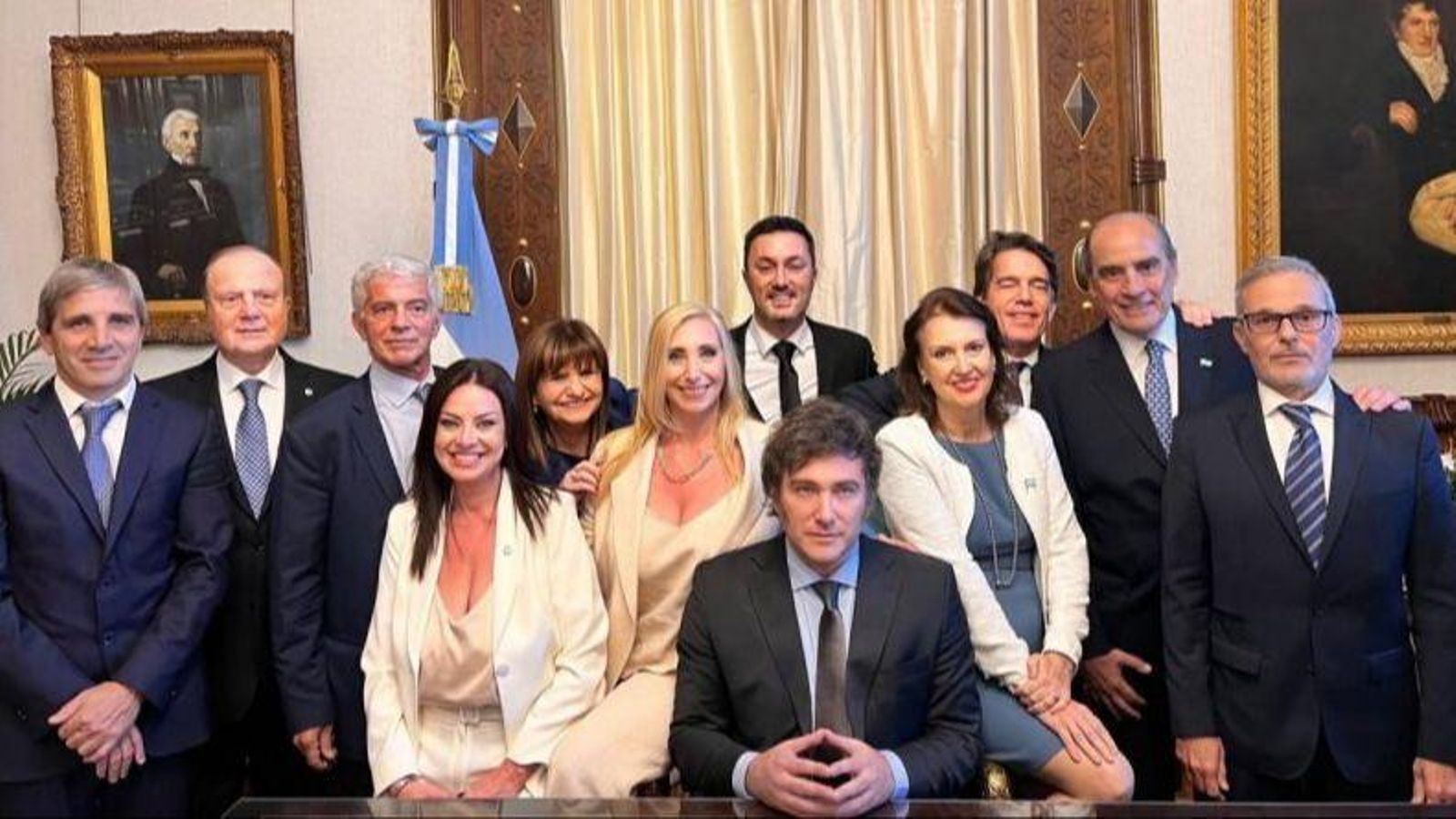 El nou govern que dirigirà l'Argentina i que va prendre possessió aquest diumenge El nou govern que dirigirà l'Argentina i que va prendre possessió aquest diumenge