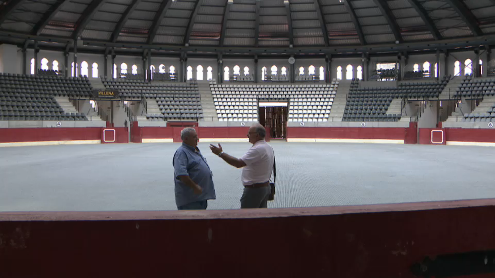 Membres de la penya taurina a la plaça de bous de Villena