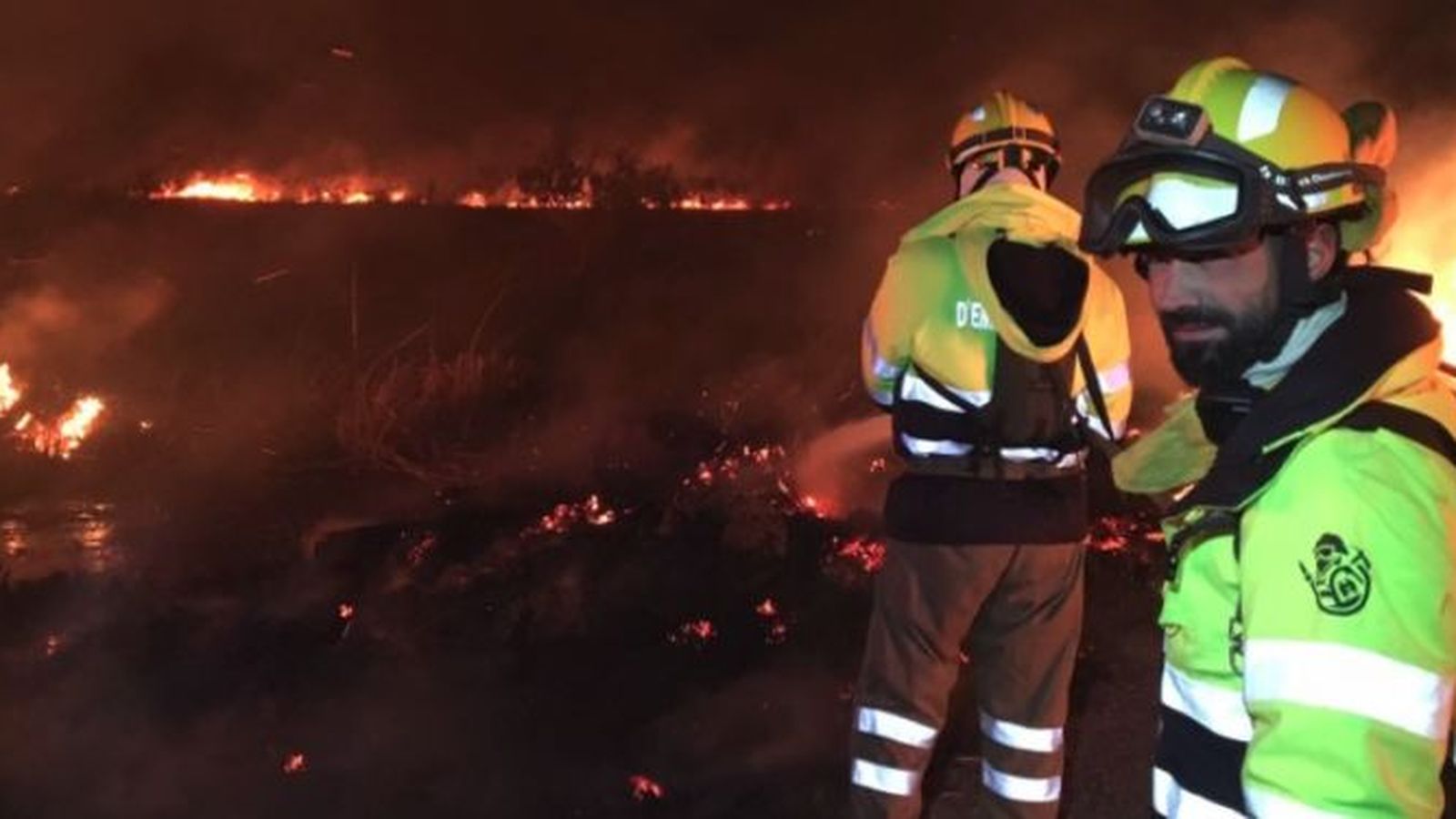 Els bombers lluiten contra les flames a Cabanes i Torreblanca