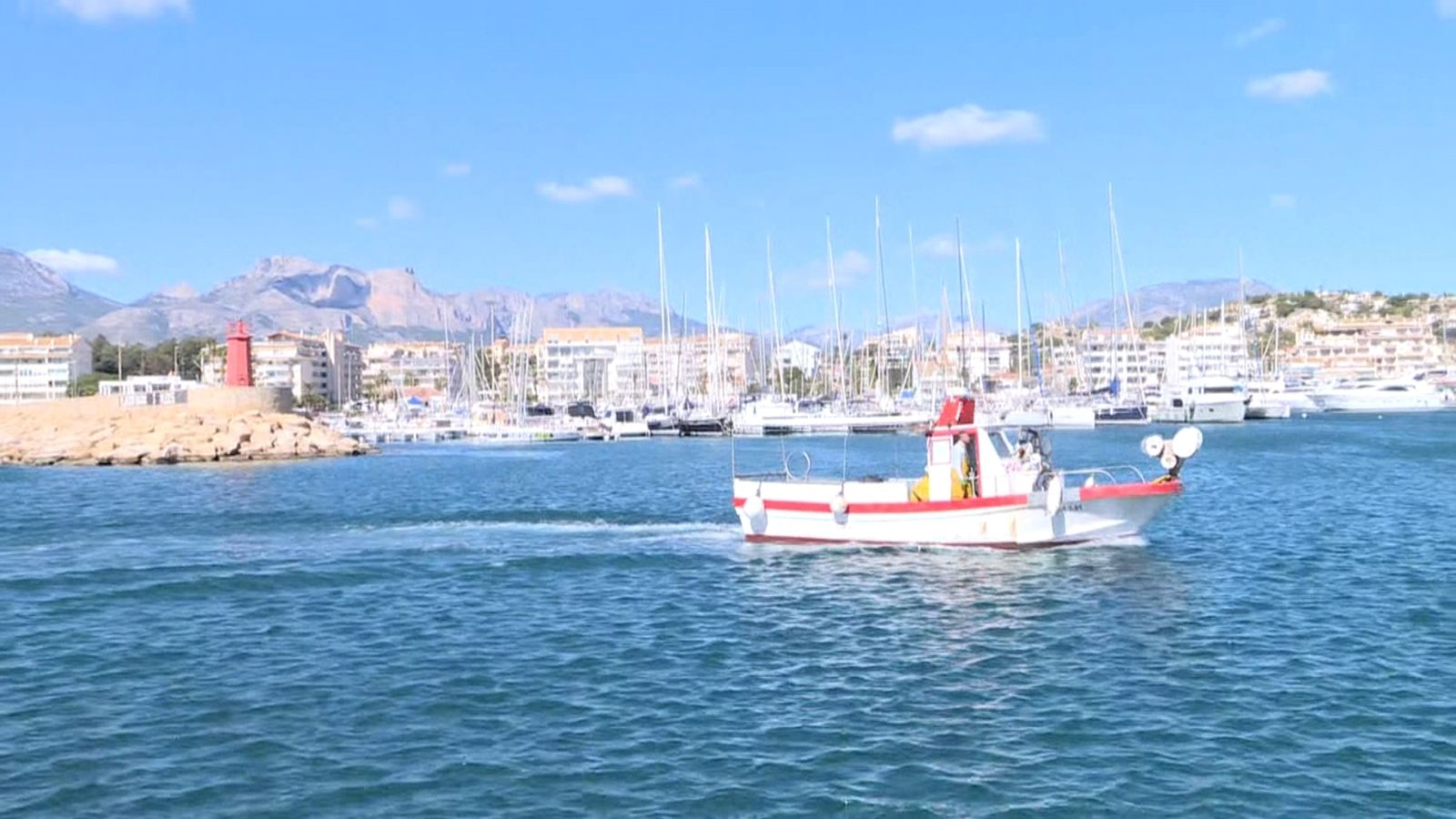 Barca de tresmall arribant al port d'Altea
