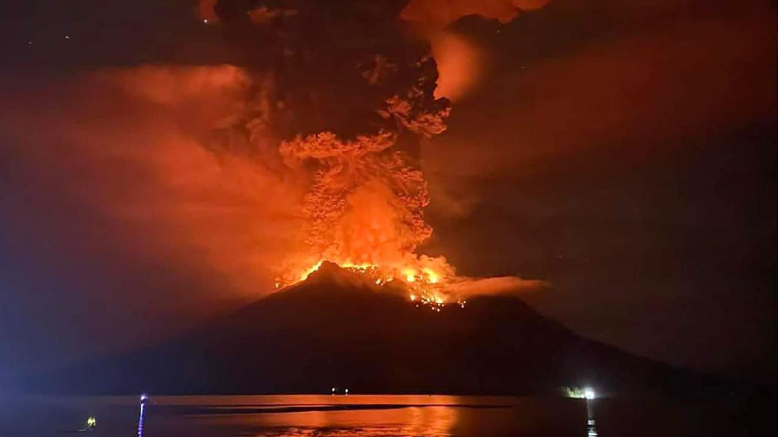 Erupció del volcà Ruang a Indonèsia, aquest dimecres