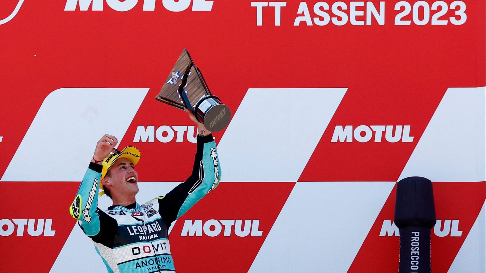 Masià, amb el trofeu de campió en el pòdium