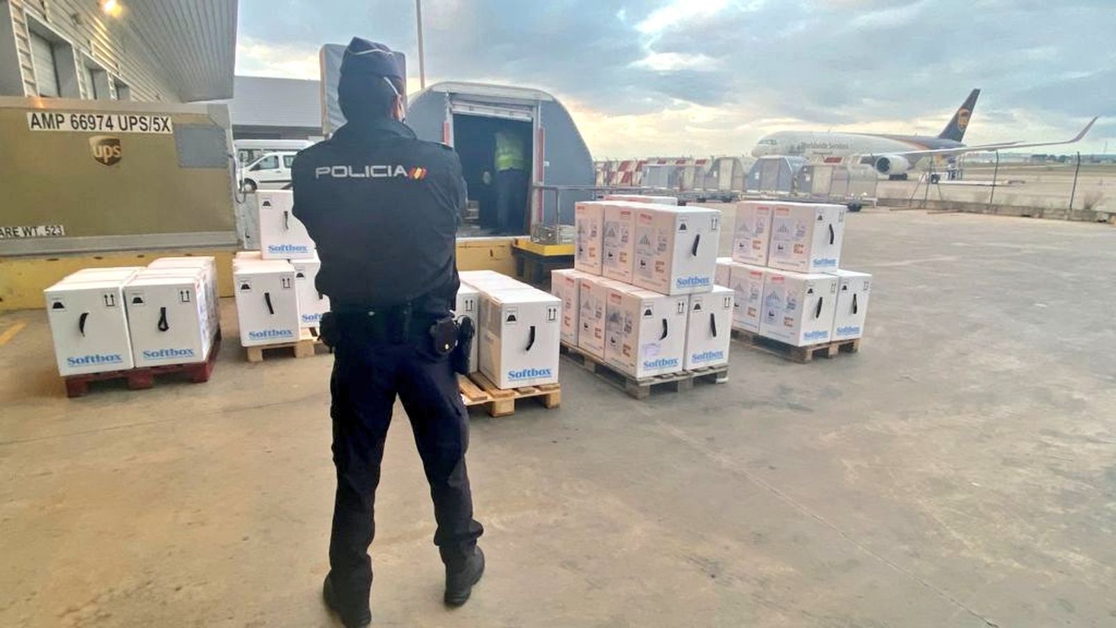 Un policia vigila el nou enviament de vacunes de Pfizer, que ha rebut la Comunitat Valenciana a primera hora d'aquest dilluns