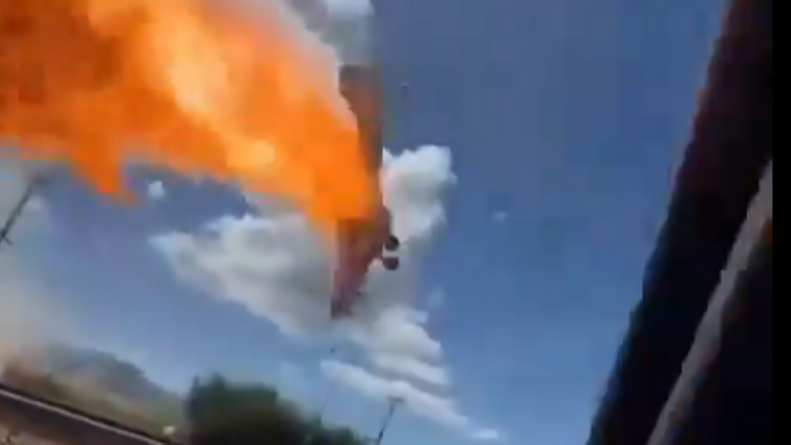 L'avió incendiat ha impactat contra l'autopista L'avió incendiat ha impactat contra l'autopista