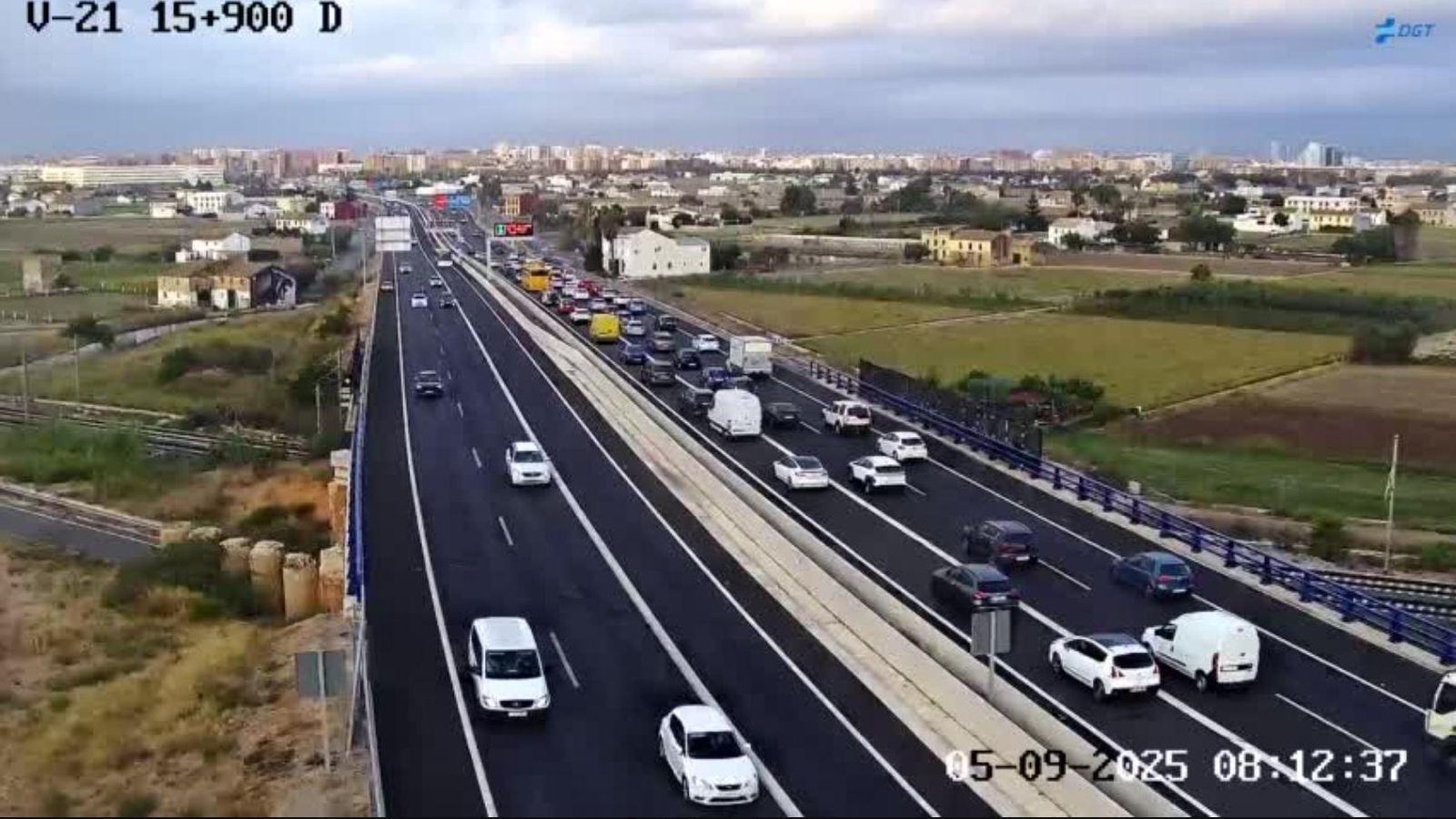 En imatge, la retenció en l'entrada a València per la V-21 En imatge, la retenció en l'entrada a València per la V-21