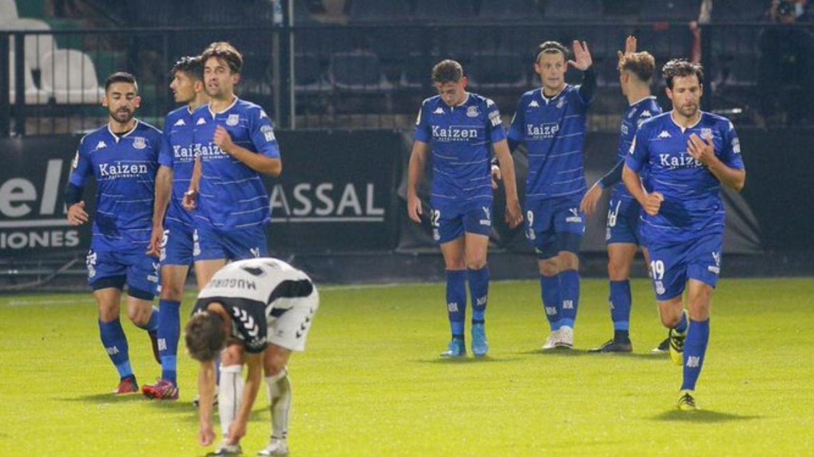 El Castelló cau a casa amb dos penals en contra