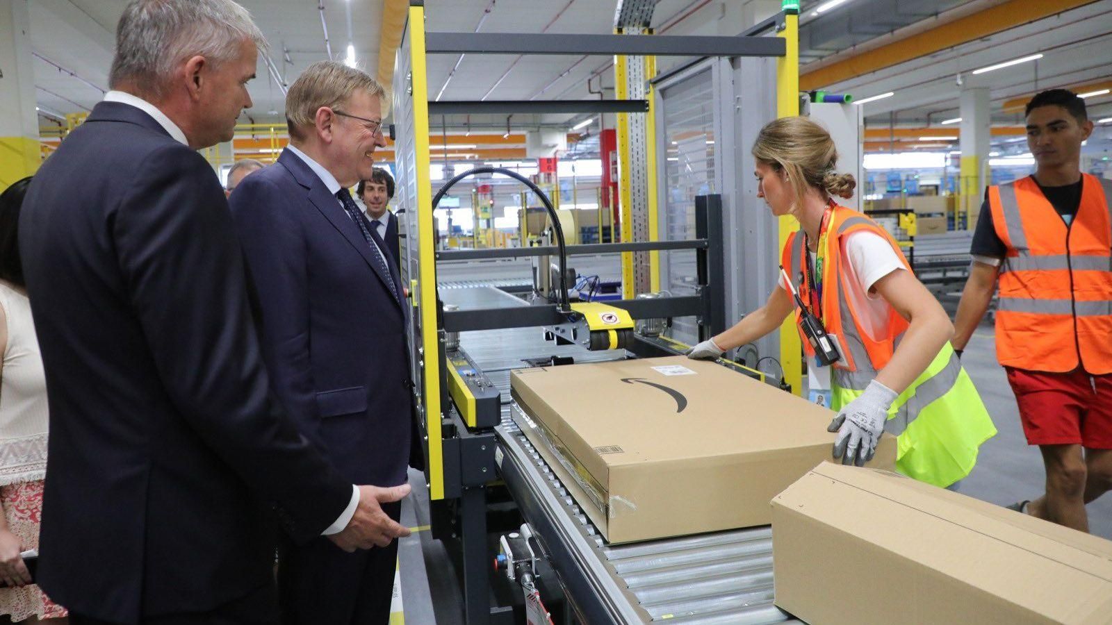 El president de la Generalitat, Ximo Puig, observa una de les cintes transportadores del centre d'Amazon inaugurat a Onda