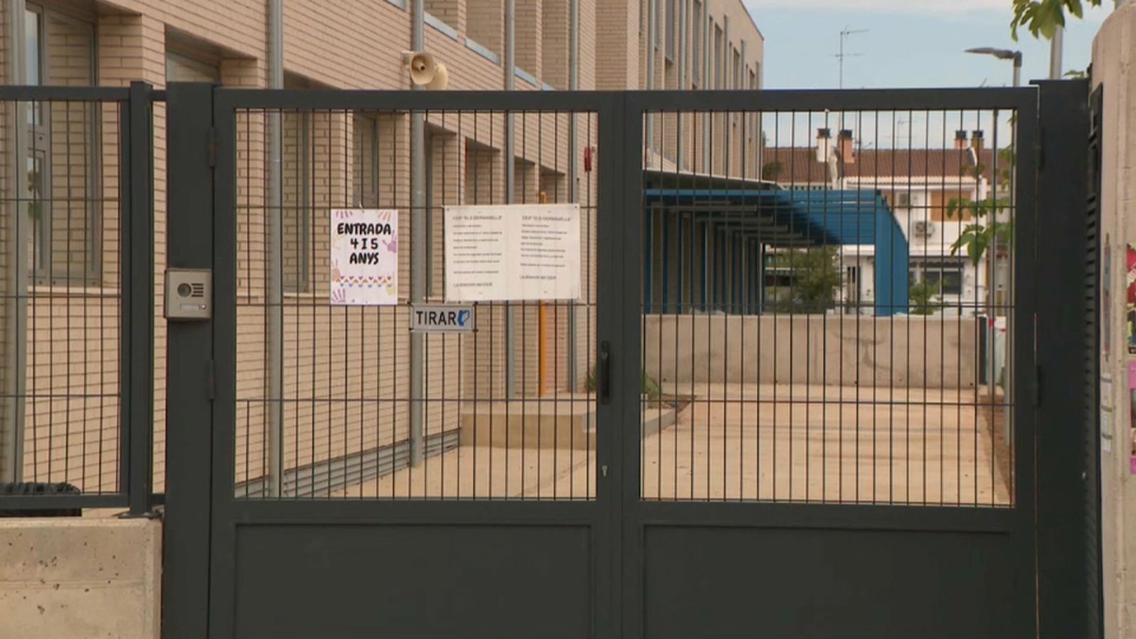 També s'ha aïllat l'aula d'infantil a la qual pertany la germana menuda de la xiqueta infectada perquè també ha donat positiu en la PCR